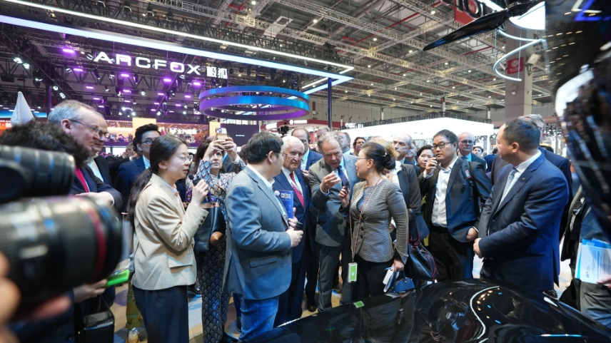 在2025上海车展上，外国嘉宾参观国产新能源汽车。人民网记者 王天乐摄